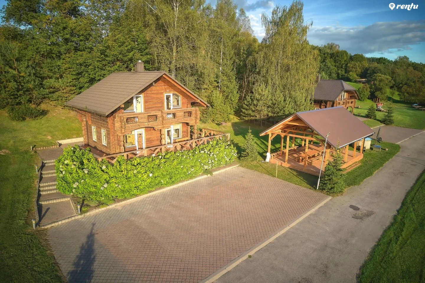 Poilsio namelis sodyboje prie upės (16 vietų)